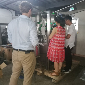 Pelanggan Brasil menguji dan memeriksa mesin pengisian kapsul cair yang dia beli